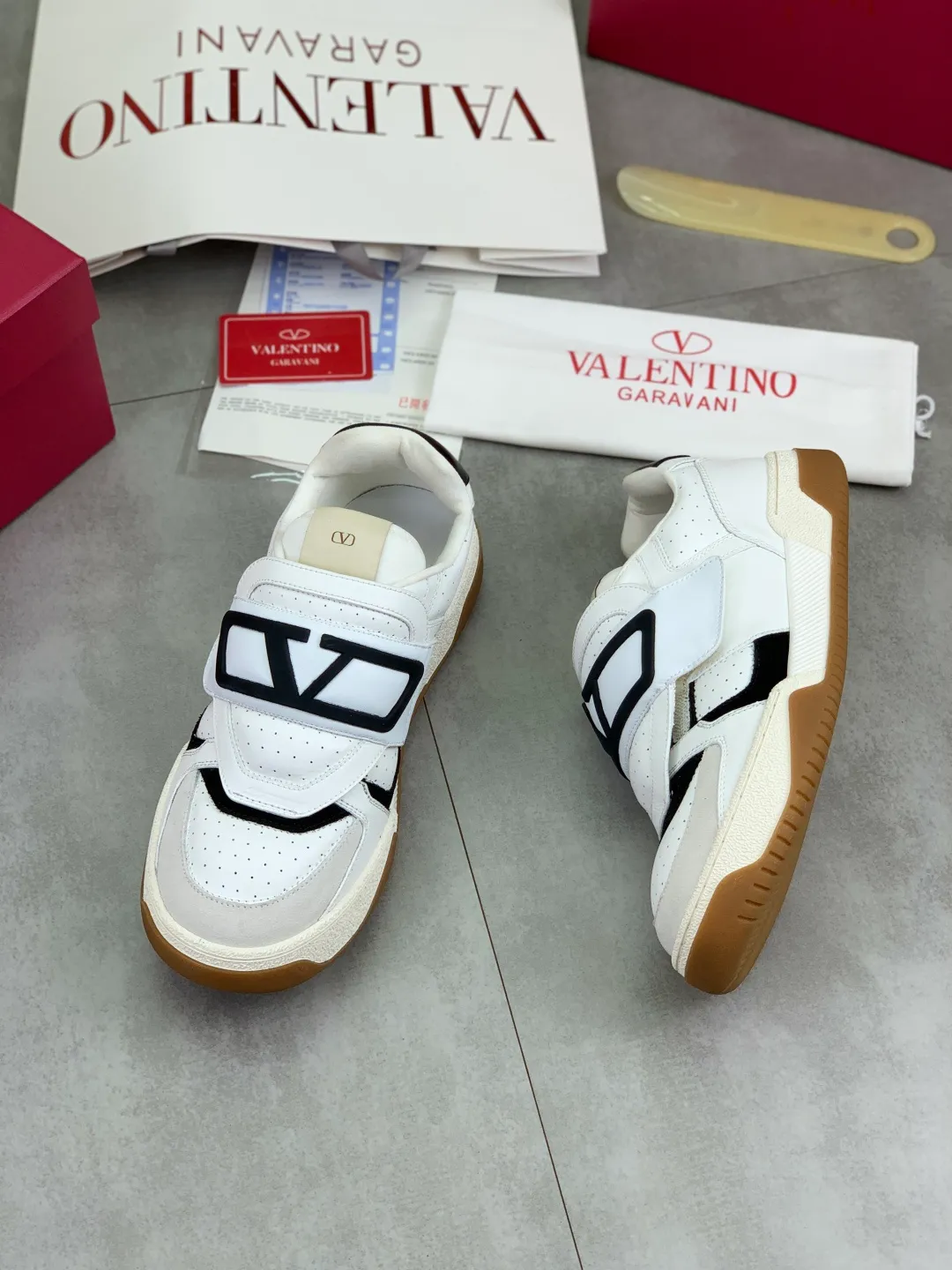 Men's men's shoes 💰P680 New Valentino 𝑶𝒏𝒆𝑺𝒕𝒖𝒅 Couple's sports shoes series Valentino 2025 new couple's sports shoes are on sale. The original ZP purchase and dismantling. Repeated pattern making and modification. 1:1 restoration! Top luxury masterpiece Velcro design Soft and comfortable imported calfskin brings excellent elegant texture and excellent on-foot comfort Top purchasing version upper: imported calfskin surface/original oil edge craftsmanship Lining: water-dyed sheepskin lining Outsole: original development 𝐓𝐏𝐔 two-color combination outsole Packaging: original configuration complete package Code number: 35-46